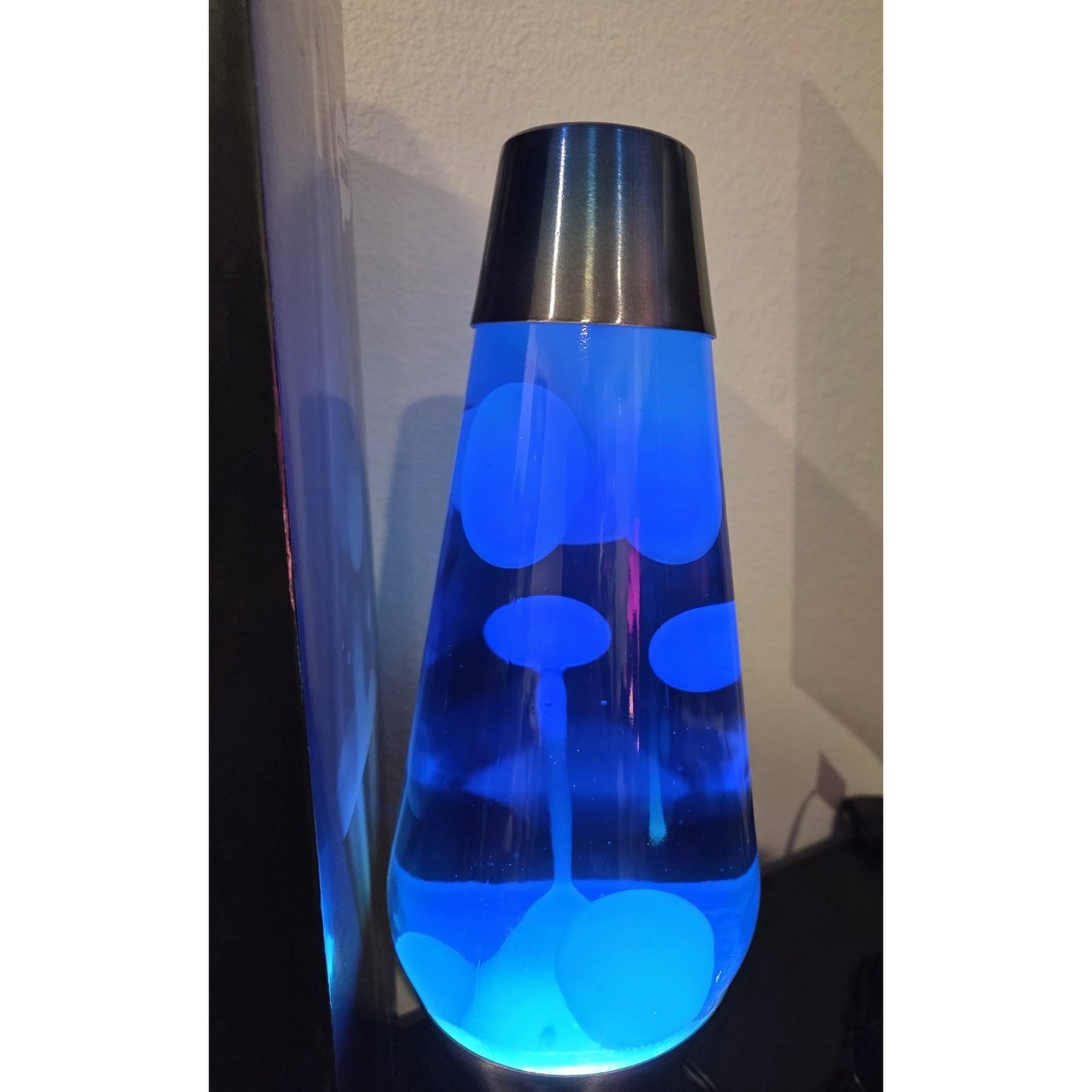 NEW Lava Lamp XL 52 Ounce 16.3 In Blue Gray Base Blue Liquid White Lava