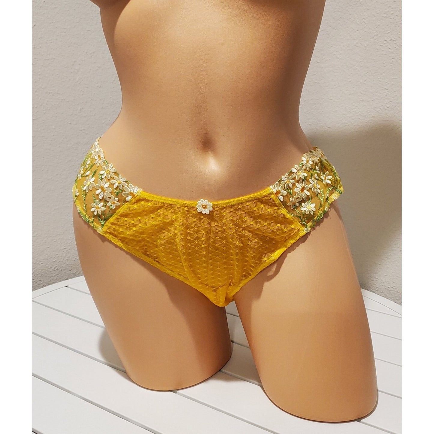 Victoria's Secret Dream Angels Floral Lace Brazilian Panty Carnation Yellow 8/XL