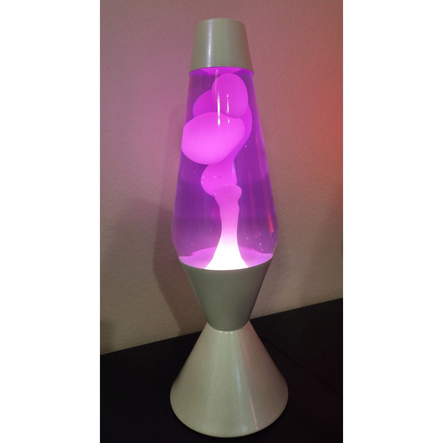 NEW Lava Lamp XL 52 Oz 16.3 In Rare Discontinued Opalescent Pearl Pink Purple