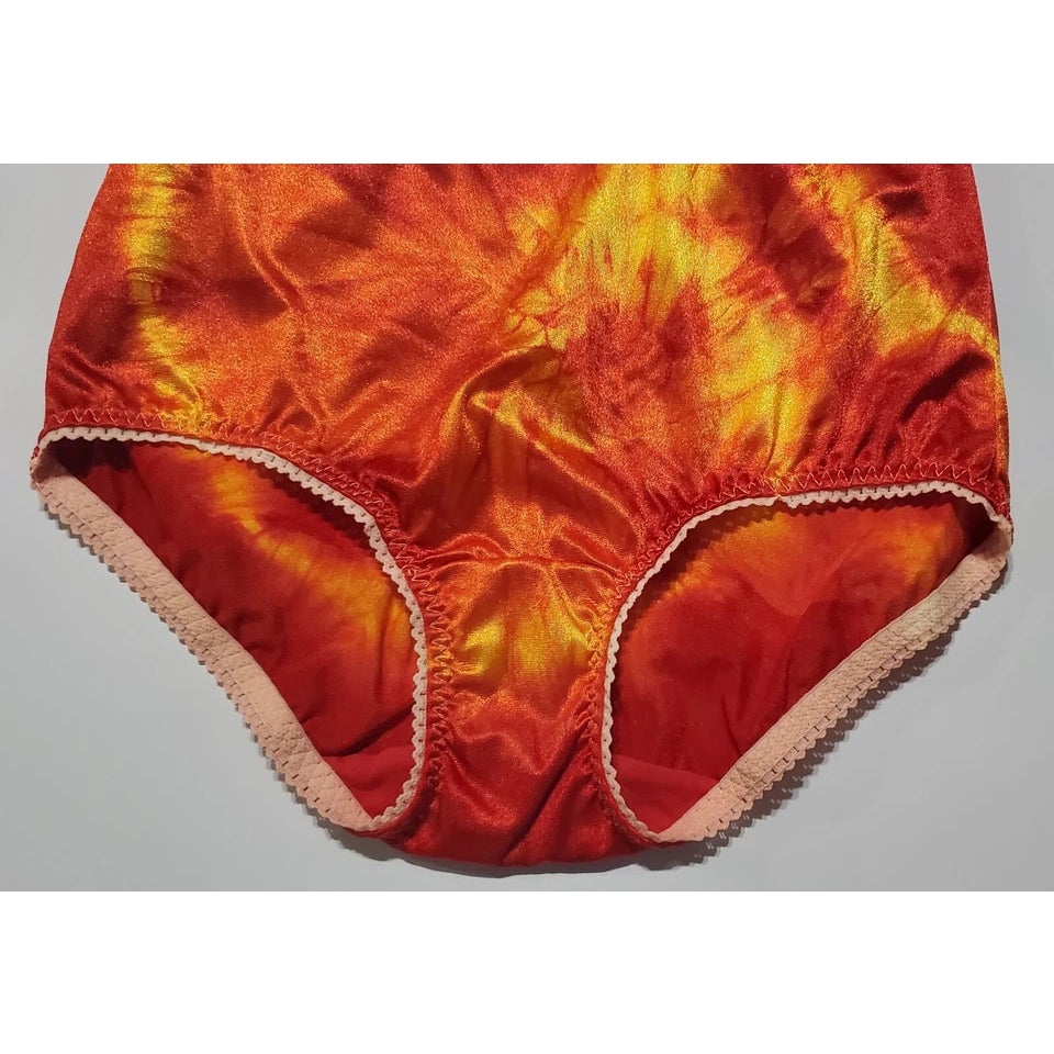 Vanity Fair 40301 Full Coverage Brief Panty Shiny Yellow Red Rainbow Edge 6/M