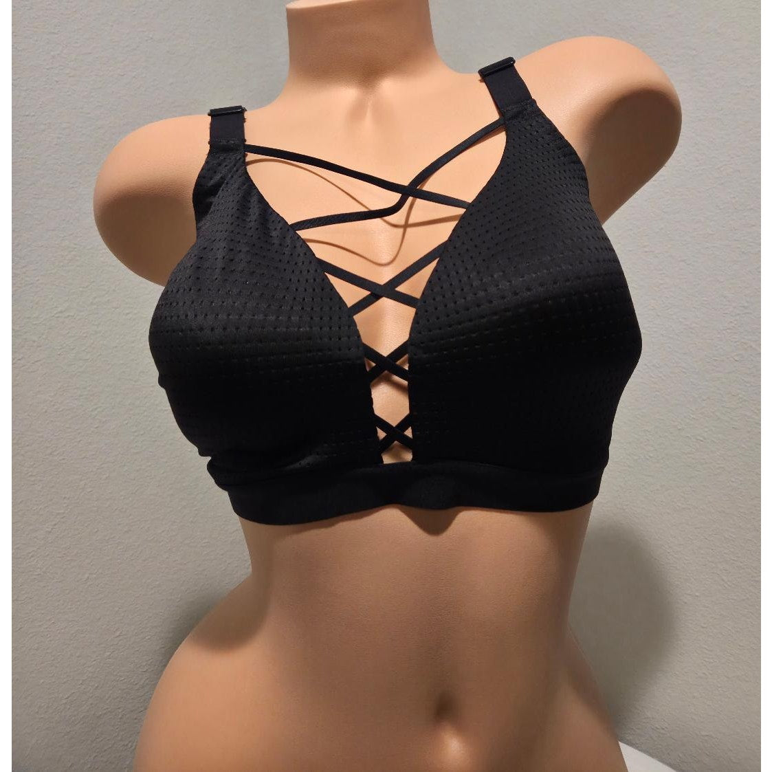 Victoria's Secret Sport Vintage 2017 Lightweight Plunge Bra Strappy Black 34DD - Star Vintage & More